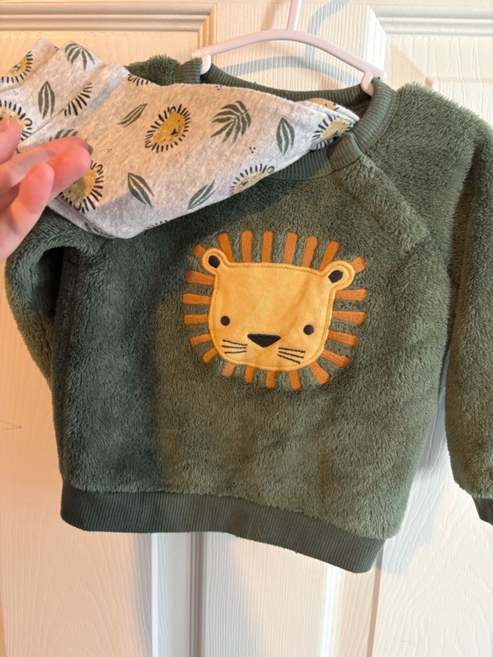 Cozy Olive Green Crewneck Sweatshirt with Lion Applique - Kids